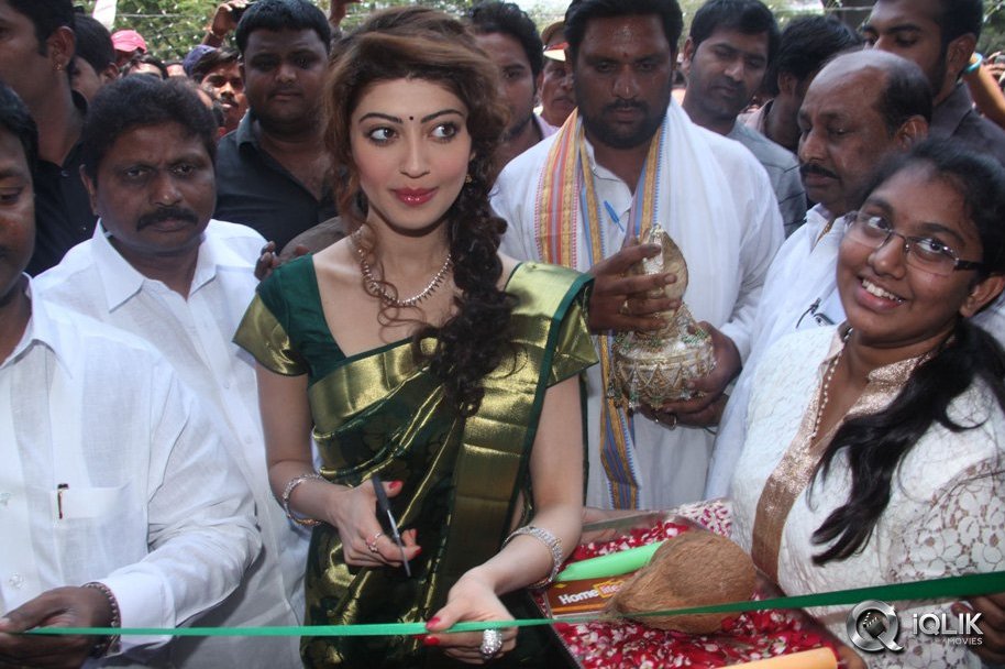 Pranitha-Launches-RS-Brothers-Showroom